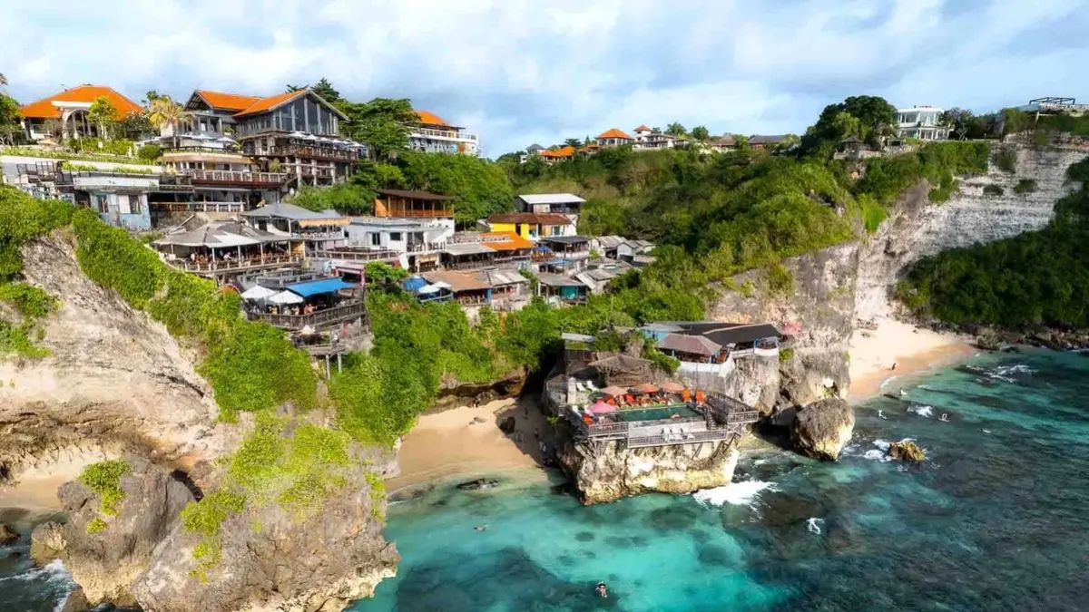 Pantai Suluban Bali dipadati wisatawan saat libur Lebaran. Tiket masuk hanya Rp5.000, namun ombak pasang membuat akses ke bibir pantai sementara terbatas.