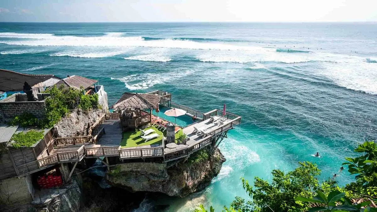 Pantai Suluban Bali dipadati wisatawan saat libur Lebaran. Tiket masuk Rp5.000, namun ombak besar membuat akses menuju bibir pantai sementara ditutup.
