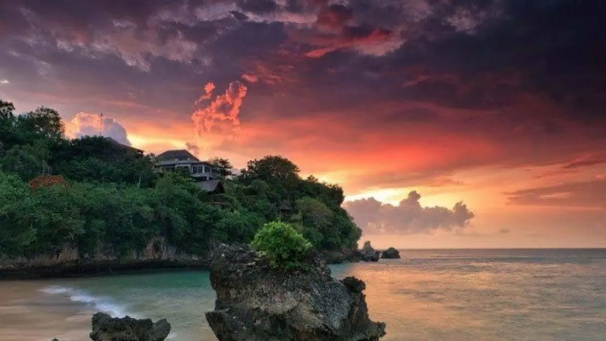 Pantai Suluban Bali ramai dikunjungi saat libur Lebaran. Tiket masuk hanya Rp5.000, namun wisatawan disarankan datang sore hari karena ombak pasang.