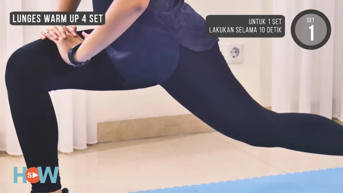 Pemanasan sebelum olahraga dimulai dengan stretching, lunges, walk out hingga marching untuk membantu menyiapkan otot sebelum latihan.
