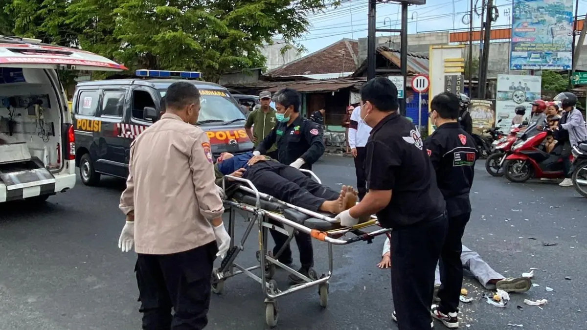 Petugas medis mengevakusi korban kecelakaan di simpang empat Gleduk pada Senin (27/7). (DR PERDANA/RADAR TULUNGAGUNG)