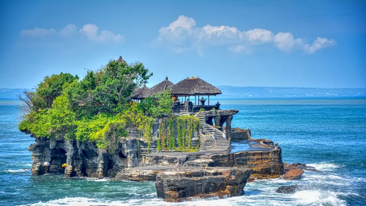 Pura Tanah Lot Bali menawarkan panorama sunset memukau, sejarah menarik, harga tiket terjangkau, hingga keunikan ular suci yang menjadi daya tarik wisatawan.