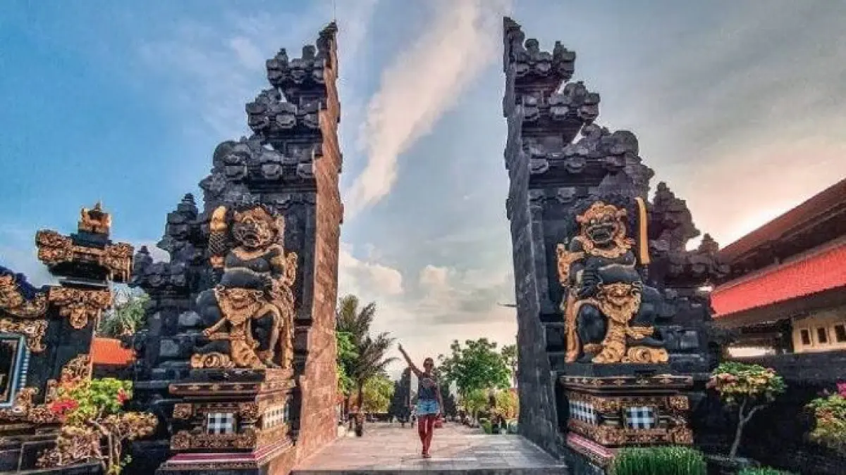 Pura Tanah Lot Bali menjadi destinasi favorit wisatawan dengan panorama sunset, sejarah panjang, tiket terjangkau, dan tradisi ular suci yang masih lestari.