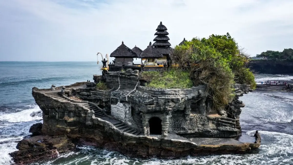 Wisata Pura Tanah Lot Bali menawarkan sunset spektakuler, sejarah panjang, ular suci, serta harga tiket yang terjangkau bagi wisatawan domestik maupun mancanegara.