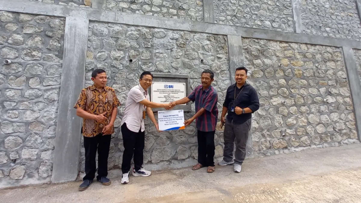 PT Bank Rakyat Indonesia (Persero) Tbk melalui BRI Branch Office Tulungagung terus menunjukkan komitmennya dalam memberikan kontribusi nyata bagi pembangunan masyarakat melalui Program BRI Peduli Tanggung Jawab Sosial dan Lingkungan (TJSL), berupa bantuan pembangunan tembok penahan tanah bagi Pokmas Rahayu di Desa Kradinan, Kecamatan Pagerwojo, Kabupaten Tulungagung.