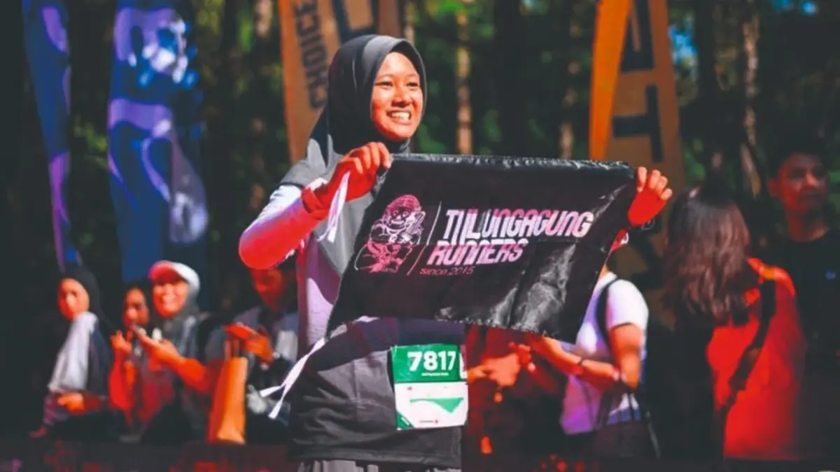 Miftakhurrizza 
membawa bendera 
Tulungagung Runners 
saat melintas garis finish 
di event Mantra 116 beberapa 
waktu lalu.