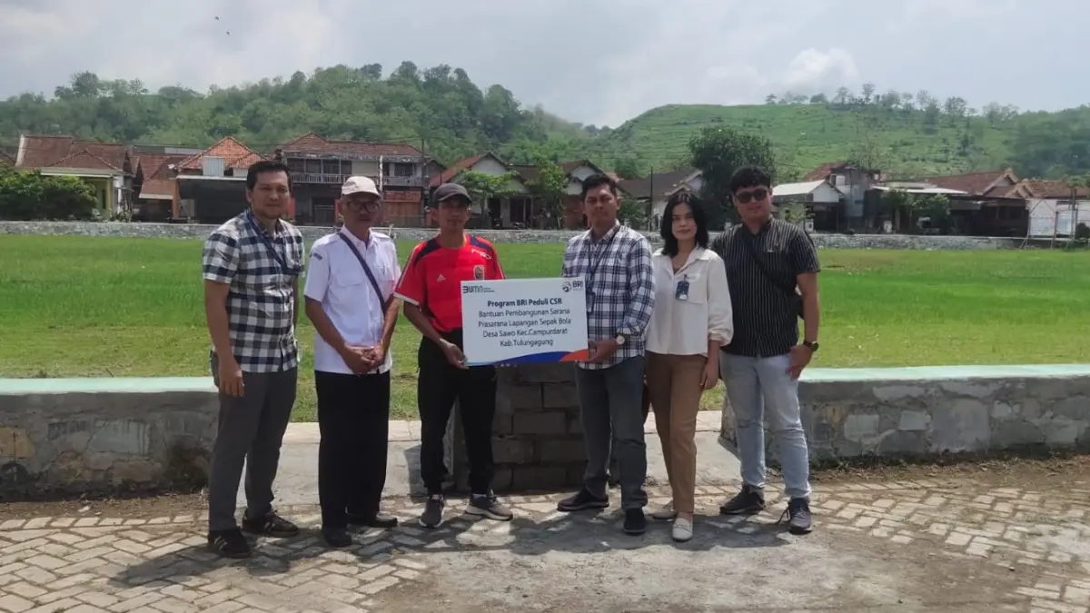 PT Bank Rakyat Indonesia (Persero) Tbk melalui Program BRI Peduli TJSL terus menunjukkan komitmennya dalam mendukung pembangunan masyarakat melalui penyediaan fasilitas publik yang memberikan manfaat berkelanjutan, salah satunya melalui bantuan pembangunan sarana dan prasarana Lapangan Sepak Bola di Desa Sawo, Kecamatan Campurdarat, Kabupaten Tulungagung.