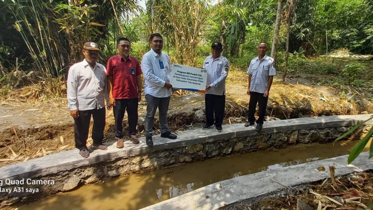 Penyaluran bantuan pembangunan saluran irigasi di Desa Sodo, Kecamatan Pakel, Kabupaten Tulungagung sebagai upaya mendukung peningkatan produktivitas sektor pertanian dan kesejahteraan petani.