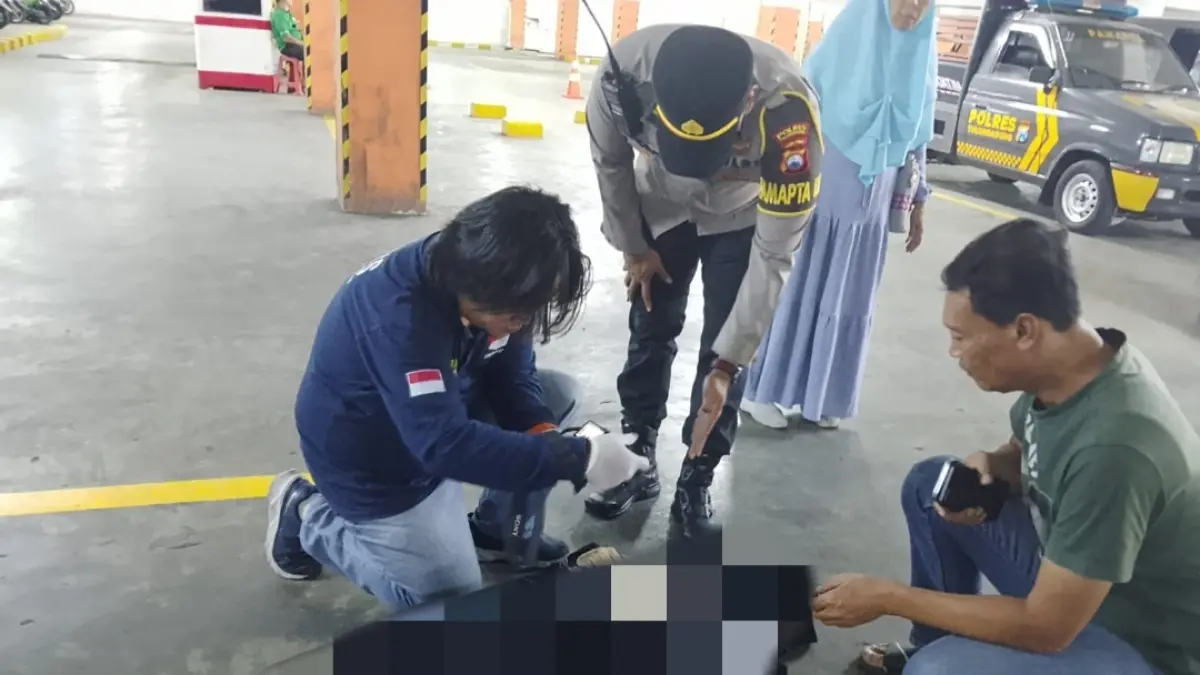 Polisi lakukan evakuasi korban meninggal usai keluar dari wahana rumah hantu. (PAMAPTA POLRES TULUNGAGUNG)