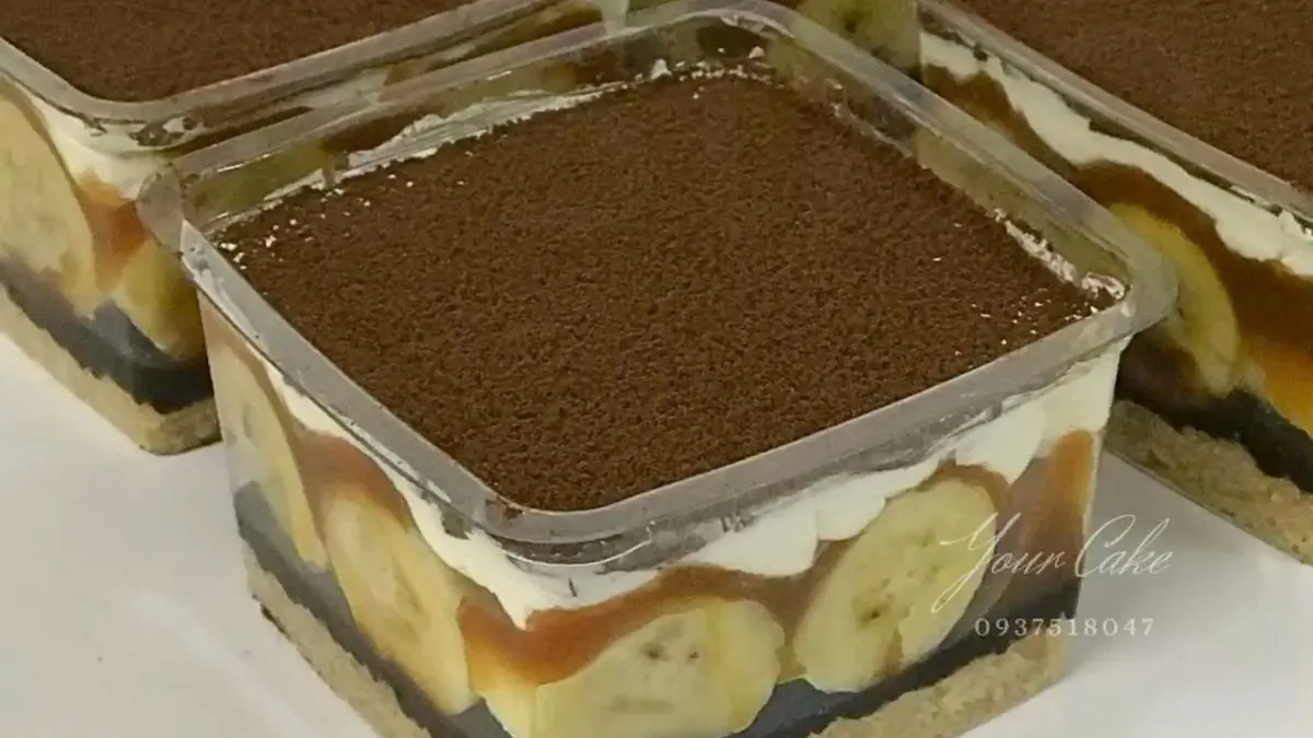 Resep banoffee dessert box ini menghadirkan perpaduan pisang, salted caramel, whipping cream, dan biskuit yang lembut. Cocok untuk pemula maupun ide jualan dessert kekinian.