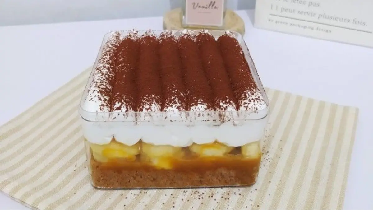 Resep banoffee dessert box menghadirkan perpaduan salted caramel, pisang, biskuit, dan chantilly cream yang lembut. Mudah dibuat di rumah dan cocok menjadi ide jualan dessert modern.
