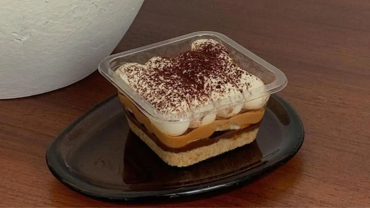 Resep banoffee dessert box viral memadukan pisang matang, salted caramel, chantilly cream, dan biskuit renyah. Mudah dibuat di rumah serta cocok menjadi ide jualan dessert kekinian.