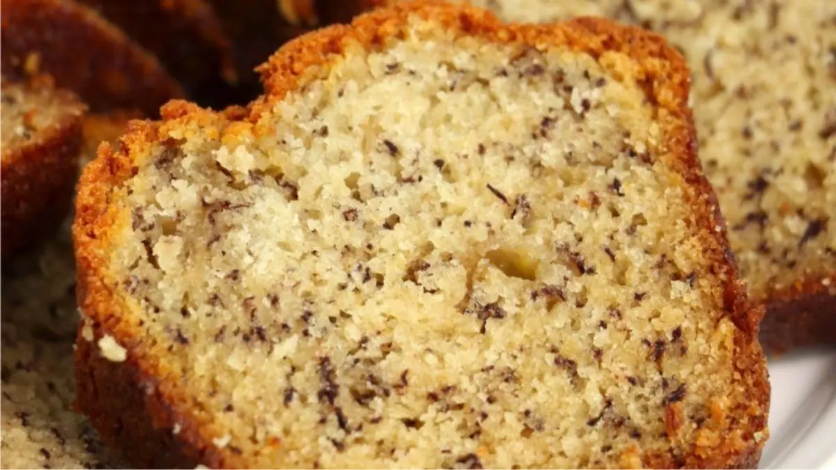 Resep bolu pisang kukus 1 telur tanpa mixer ini menghasilkan bolu yang empuk, lembut, dan mengembang sempurna. Simak bahan serta langkah mudah membuatnya di rumah.