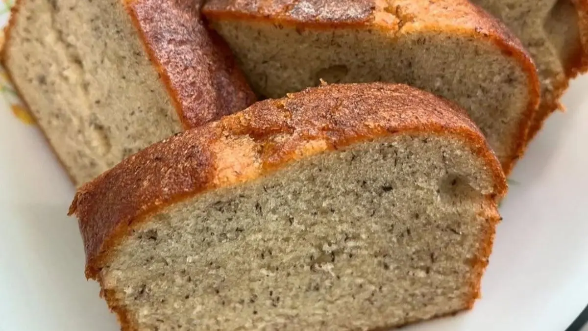 Resep bolu pisang kukus 1 telur tanpa mixer menghasilkan bolu empuk, lembut, dan mengembang tinggi. Simak bahan, tips, dan cara membuatnya dengan mudah di rumah.