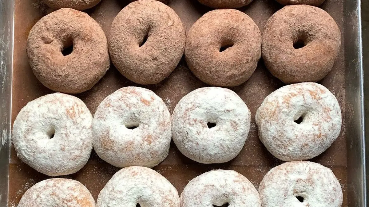 Resep donat susu viral dengan tekstur super lembut dan empuk ini mudah dibuat di rumah. Simak bahan, cara menguleni, proofing, hingga tips menggoreng agar hasilnya sempurna.
