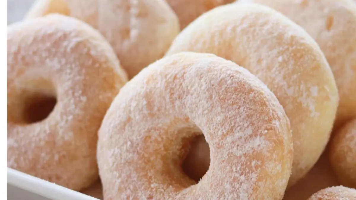 Resep donat susu viral ini menghasilkan donat super empuk dengan balutan susu bubuk dan gula yang harum. Simak bahan, langkah membuat, serta tips agar donat mengembang sempurna.