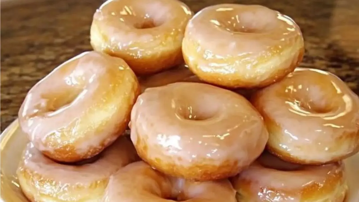 Resep donat susu viral menghasilkan donat super lembut dengan balutan susu bubuk yang manis dan harum. Simak bahan, langkah membuat, hingga tips agar donat mengembang sempurna.