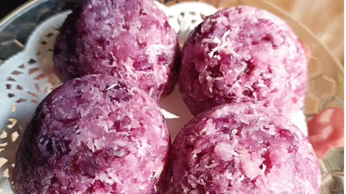Resep kue sengkulun ubi ungu berbahan tepung ketan dan kelapa parut ini menghasilkan kue tradisional yang kenyal, lembut, serta cocok dijadikan ide jualan rumahan.