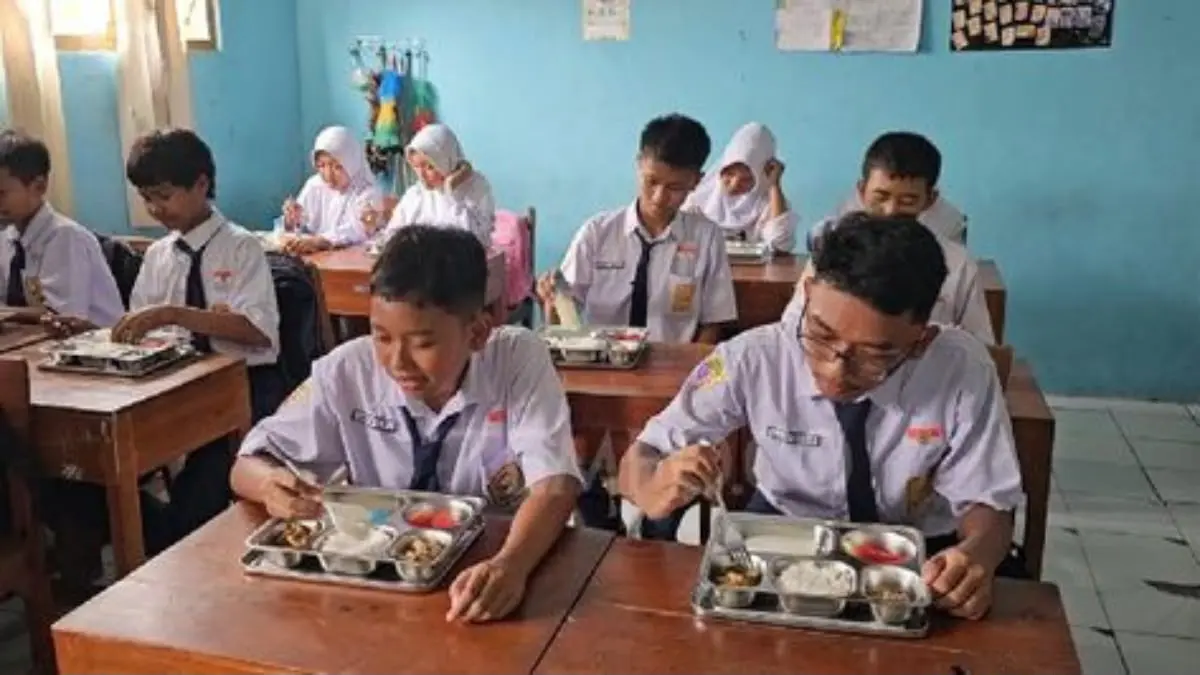 Simak detail aturan baru Makan Bergizi Gratis (MBG) dari Badan Gizi Nasional! Mulai dari pengurangan hari distribusi, syarat pendingin dapur SPPG, hingga evaluasi ketat Kemenkeu. Klik selengkapnya di sini!