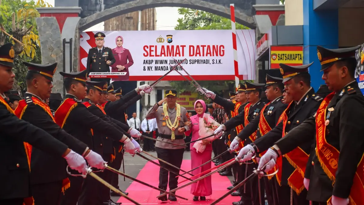 AKBP Wiwin Junianto Supriyadi resmi disambut sebagai Kapolres Tulungagung melalui tradisi pedang pora yang dipadukan dengan penampilan Reog Kendang di Mapolres Tulungagung, Rabu (29/7).