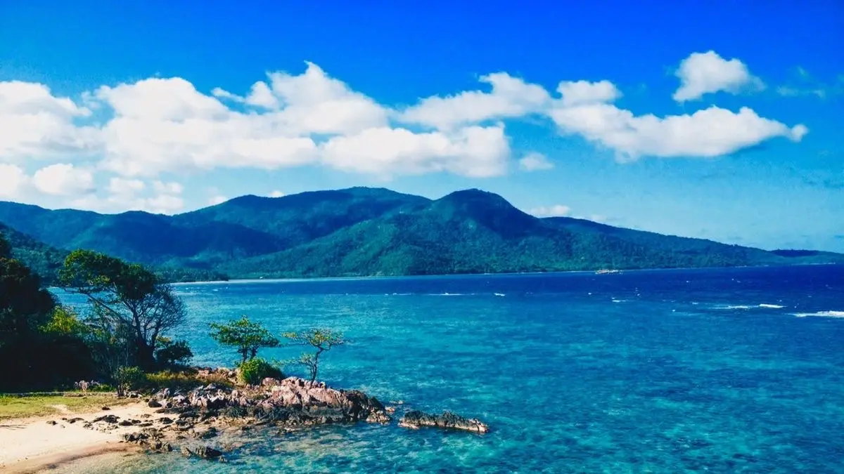 Karimun Jawa menawarkan liburan bahari lengkap dengan itinerary 4 hari, rute transportasi, biaya penginapan, open trip snorkeling, hingga wisata sunset yang memukau.
