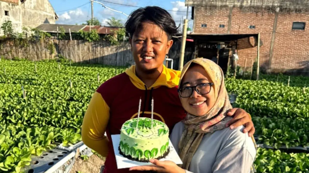 Kusumaning Putri menunjukkan salah satu tanaman sayur di kawasan wisata edukasi Semartani, Kelurahan Kepatihan, Tulungagung.