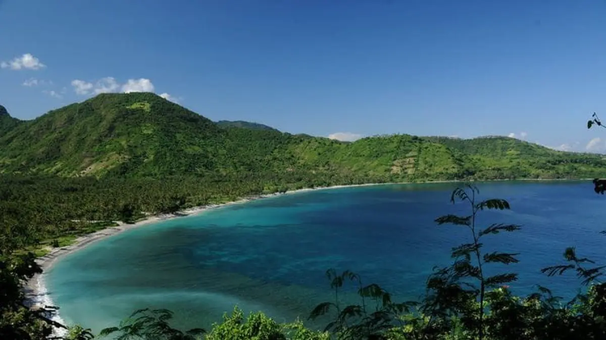 Lombok menawarkan wisata lengkap mulai Bukit Merese, Bukit Seger, Pantai Kuta Mandalika, Desa Sade hingga Pantai Ampenan dengan panorama alam dan budaya yang memikat.