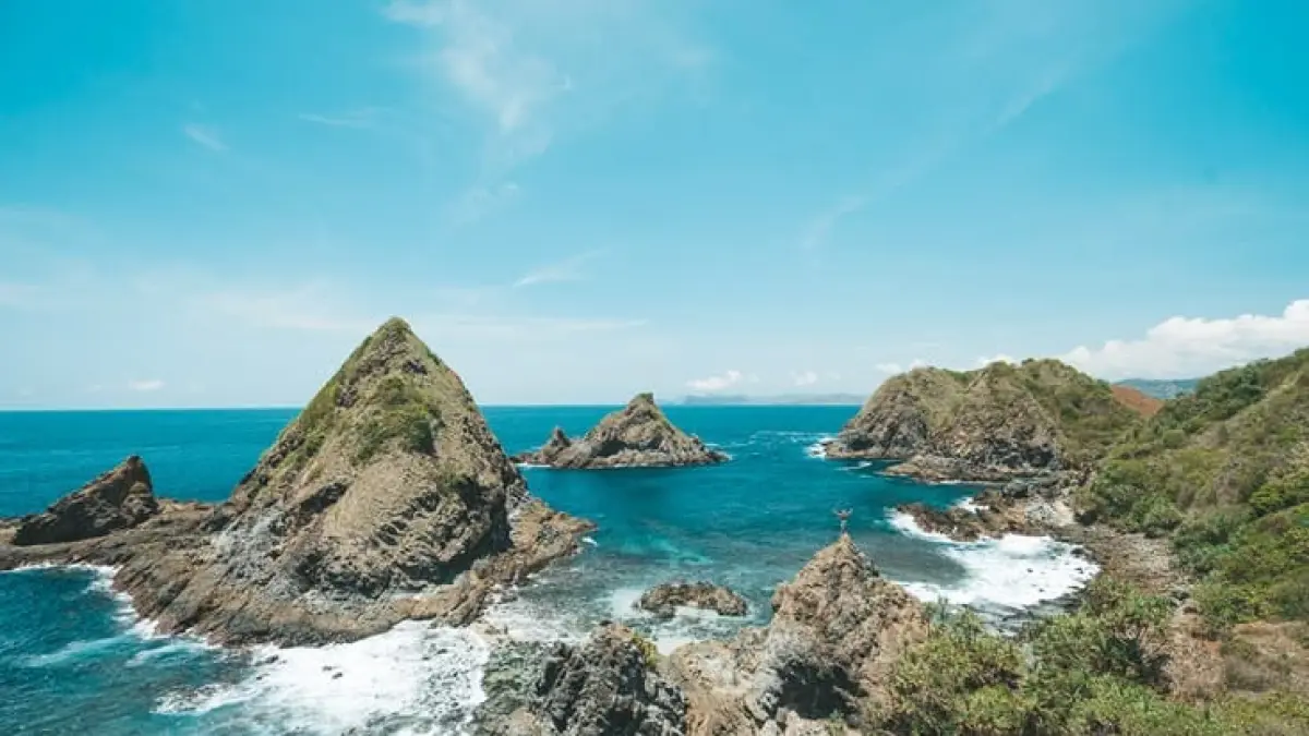 Lombok menawarkan wisata lengkap mulai Pantai Batu Bolong, Bukit Merese, Bukit Seger, Kuta Mandalika, Desa Sade hingga Pantai Ampenan yang memikat wisatawan.