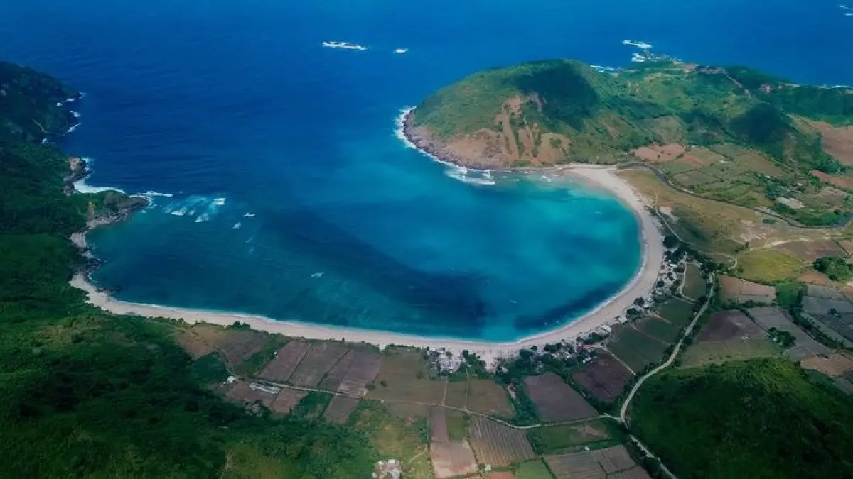 Lombok menyuguhkan wisata lengkap mulai Pantai Senggigi, Bukit Merese, Bukit Seger, Kuta Mandalika hingga Desa Sade dengan panorama alam dan budaya yang memikat.

