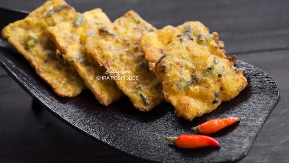 Resep Tempe Mendoan Banyumas ala Devina Hermawan hadir dengan adonan empuk, sedikit kenyal, dan tidak berminyak. Simak rahasia membuatnya di sini.