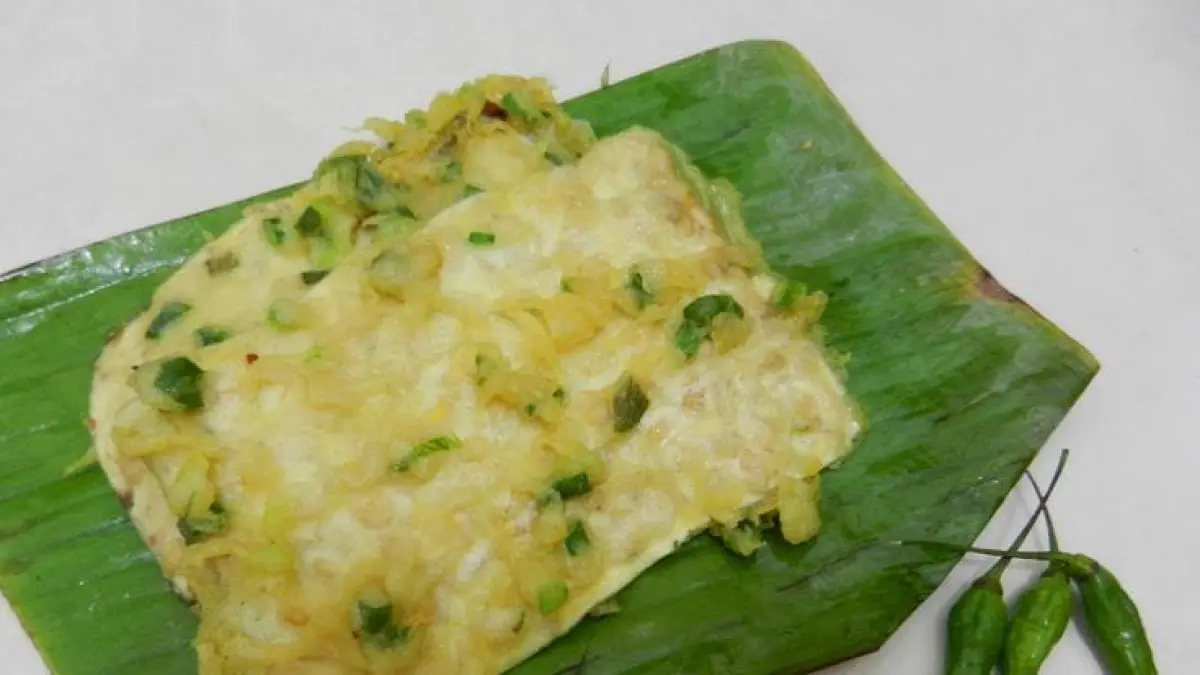 Resep Tempe Mendoan Banyumas ala Devina Hermawan menghadirkan adonan lembut, mengembang, gurih, dan tidak berminyak. Simak rahasia membuatnya di sini.