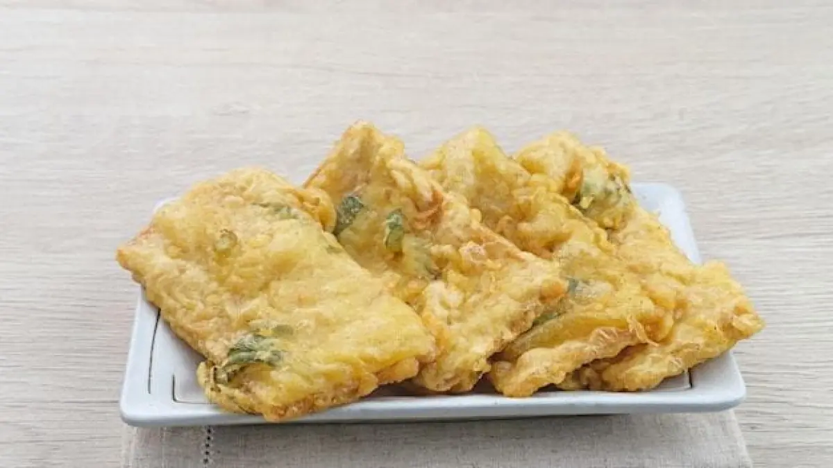 Resep Tempe Mendoan Banyumas ala Devina Hermawan menghasilkan tekstur lembut, kenyal, dan gurih. Simak rahasia adonan serta teknik menggoreng yang tepat.
