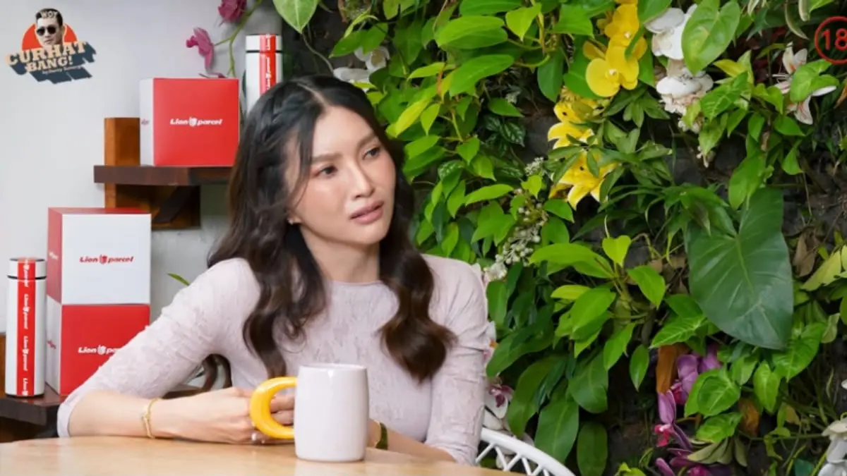 Simak kehebohan unggahan Ruben Onsu dan Sarwendah pascapodcast viral! Netizen soroti suasana canggung, tatapan Giorgio, dan Story Onyo. Baca selengkapnya!