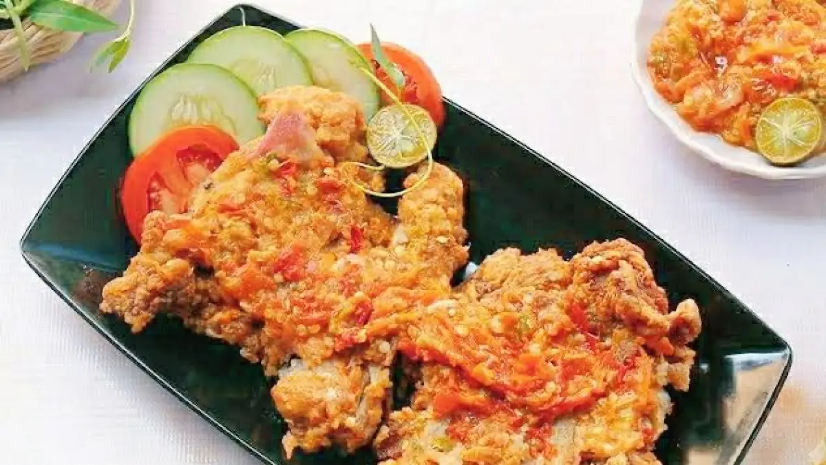 Ayam Geprek Sriwedari Karawang menawarkan ayam crispy jumbo, sambal dadakan super pedas, dan harga mulai Rp10 ribu. Simak rahasia kelezatan serta kisah sukses bisnisnya.