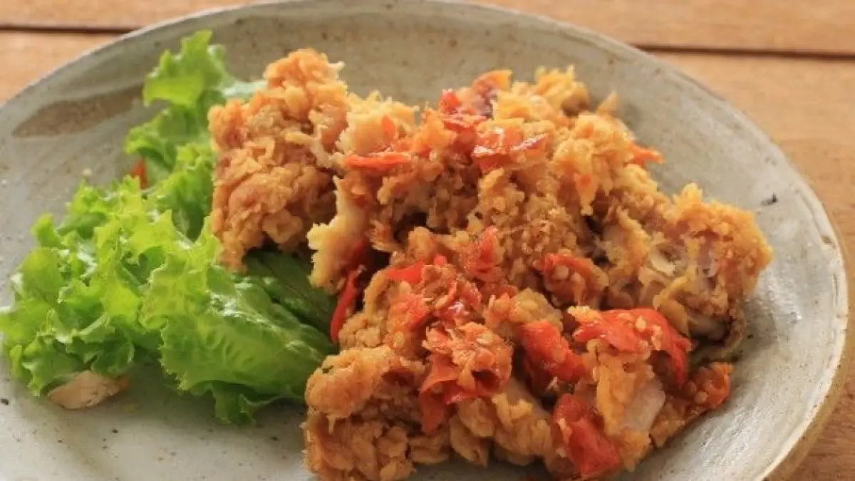 Ayam Geprek Sriwedari Karawang menawarkan ayam crispy jumbo, sambal ulek dadakan, dan harga mulai Rp10 ribu. Simak alasan kuliner viral ini selalu dipadati pembeli.
