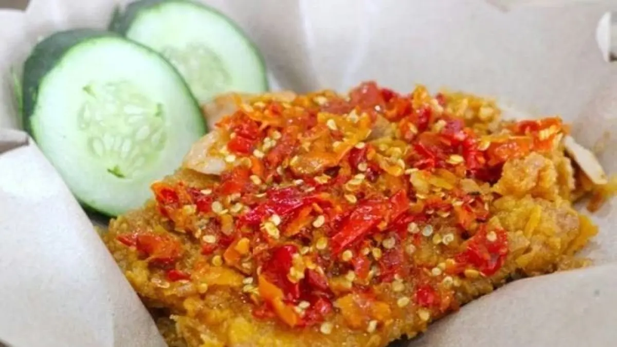 Ayam Geprek Sriwedari Karawang viral berkat sambal ulek dadakan, ayam crispy jumbo, dan harga mulai Rp10 ribu. Simak rahasia sukses kuliner favorit pecinta pedas ini.
