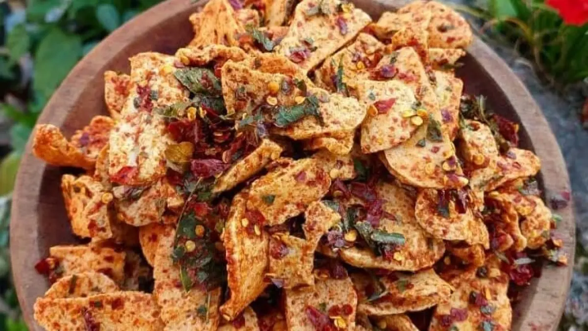 Basreng chili oil viral hadir dengan perpaduan bakso ikan renyah, chili oil berbumbu rempah, dan daun jeruk yang gurih. Simak resep lengkapnya yang cocok untuk ide jualan.
