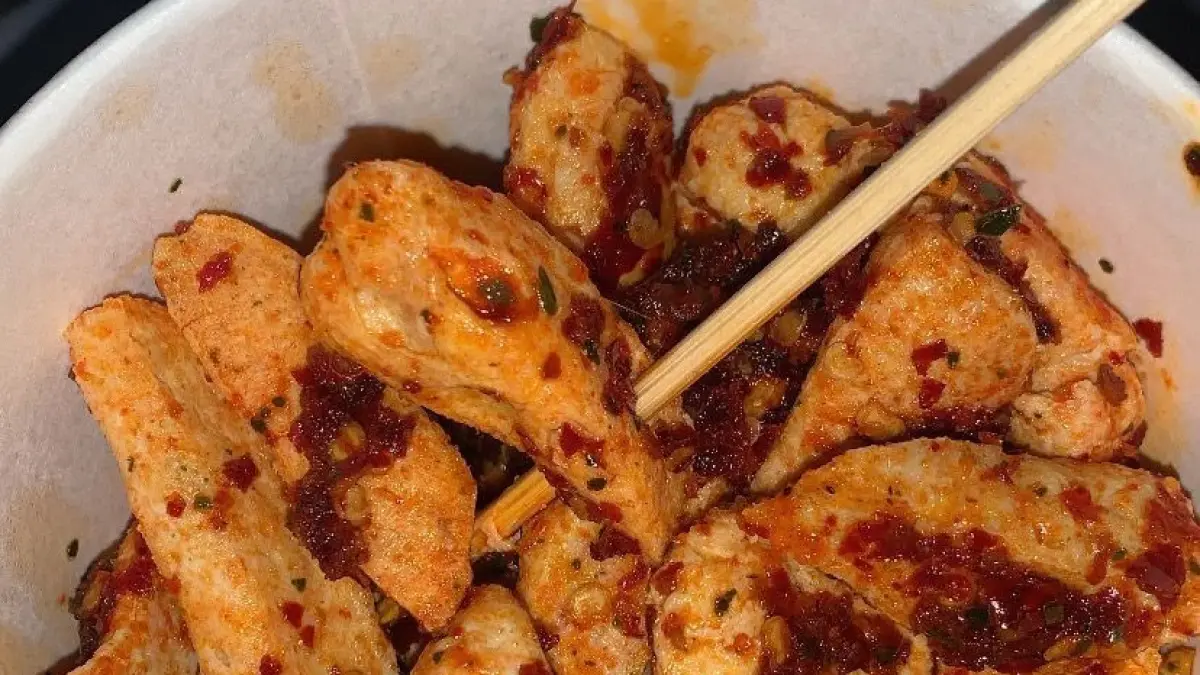 Basreng chili oil viral hadir dengan perpaduan bakso ikan renyah, chili oil berbumbu rempah, dan daun jeruk yang harum. Simak resep lengkap serta peluang bisnisnya.