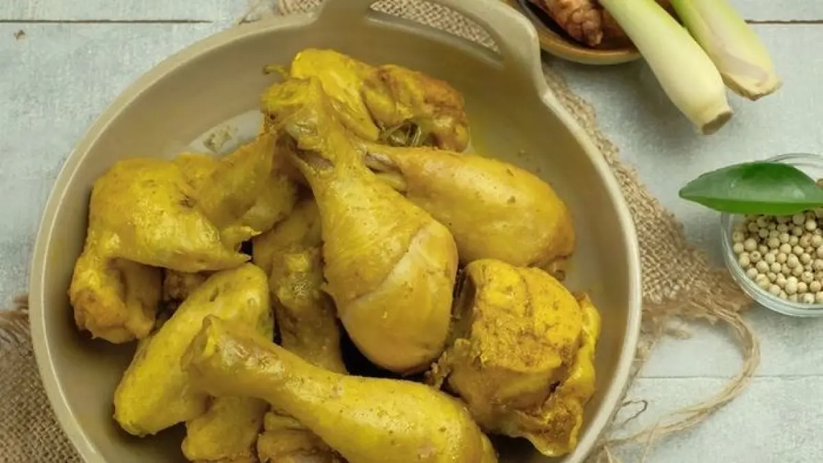 Bumbu ungkep ayam praktis dengan rempah sederhana menghasilkan ayam empuk, gurih, dan tahan disimpan di freezer. Cocok dijadikan stok lauk harian keluarga.