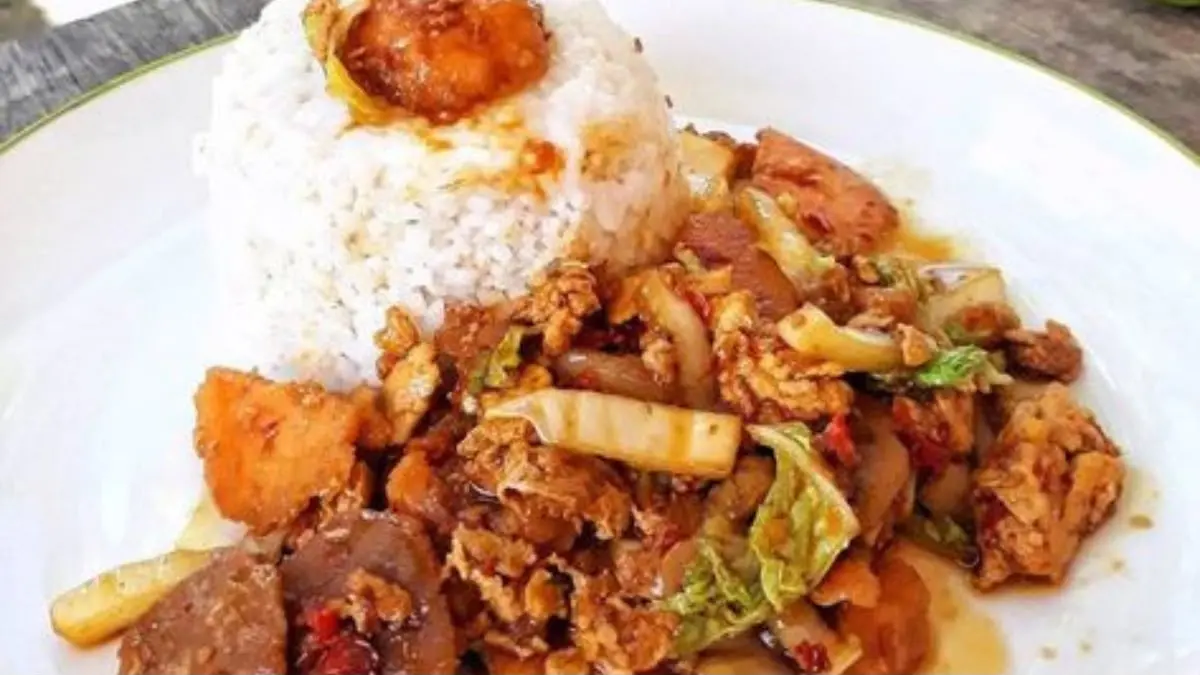 Coba resep Nasi Gila praktis ala rumahan ini! Bumbu nyemek gurih manis, topping melimpah, dan cara buatnya super cepat untuk menu harian keluarga. (pinterest)