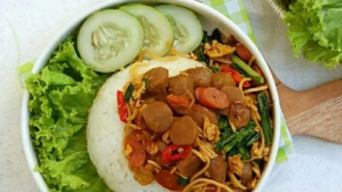 Cobain resep Nasi Gila anak kos yang praktis dan ekonomis ini! Isian melimpah, bumbu gurih meresap, lezatnya serasa bernostalgia ke masa kuliah. (Pinterest)