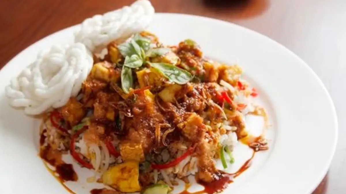 Cobain resep Nasi Gila Warung Upnormal yang praktis ini! Cuma butuh 4 bahan utama dengan rahasia telur kecap gurih legit yang persis seperti aslinya. (Pinterest)