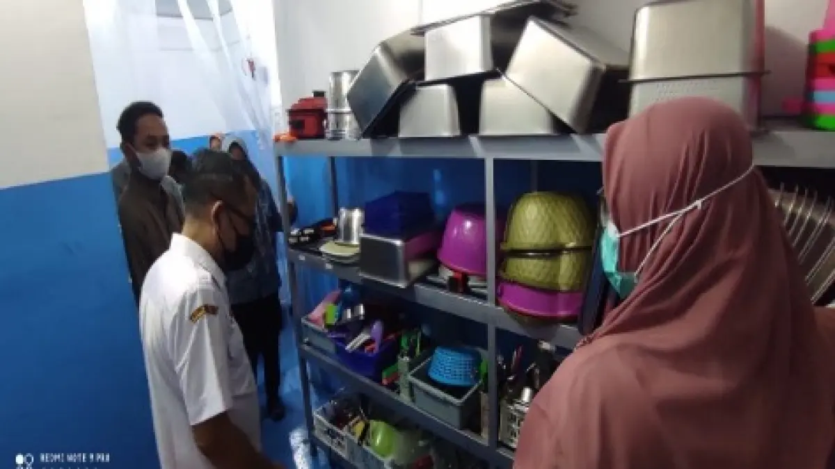 Dinkes Tulungagung saat mendatangi SPPG Pakisrejo setelah kejadian keracunan.