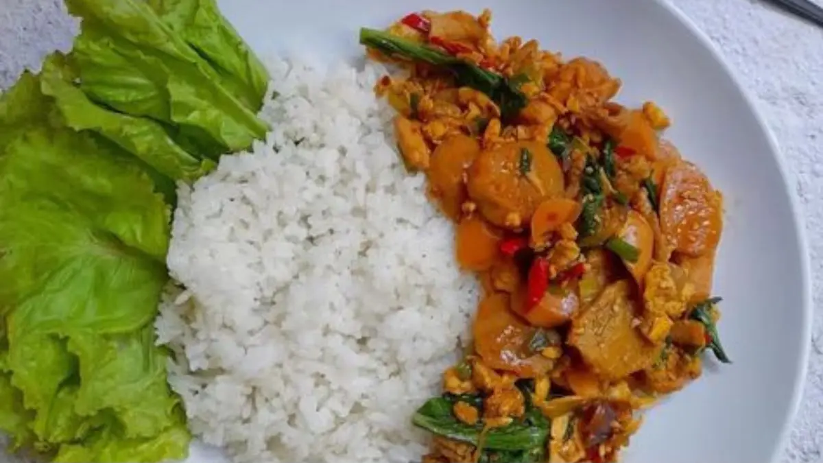 Intip resep Nasi Gila simpel dan super lezat ala rumahan di sini! Lauk melimpah, bumbu gurih meresap sempurna, cocok untuk hidangan cepat dan praktis. (Pinterest)