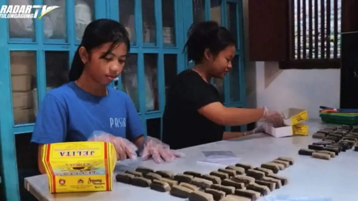 Jenang Sabun Tulungagung atau Jenang Jelita yang berdiri sejak 1953 kini menghadapi penurunan penjualan hingga 50 persen.