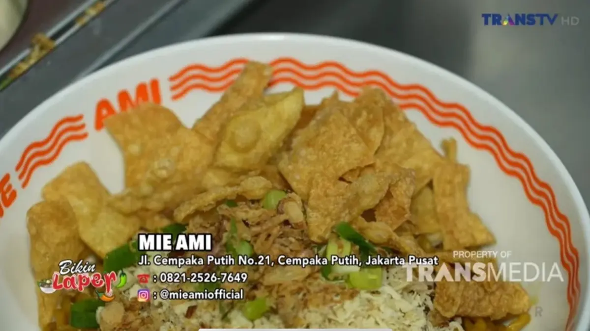 Mi Ami Cempaka Putih menawarkan mi yamin dengan rasa yang konsisten, porsi melimpah, chili oil, bakso homemade, dan tetelan sapi yang jadi favorit pelanggan.