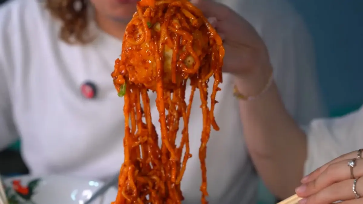 Mie Jeb Mentai Garut menghadirkan sensasi mie pedas dengan saus mentai creamy. Simak review lengkap level 1 hingga level 5 beserta topping favoritnya.
