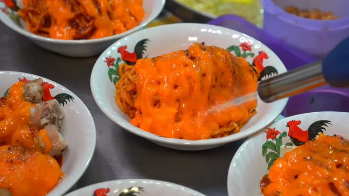Mie Jebew Mentai Garut menghadirkan perpaduan mie pedas dan saus mentai creamy dengan pilihan level 1-5. Simak review lengkap serta topping favorit yang bikin penasaran.