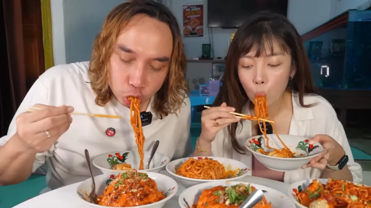 Mie Jebew Mentai hadir sebagai menu baru viral di Garut dengan perpaduan mie pedas dan saus mentai creamy. Simak review lengkap level 1 hingga level 5 beserta topping favoritnya.