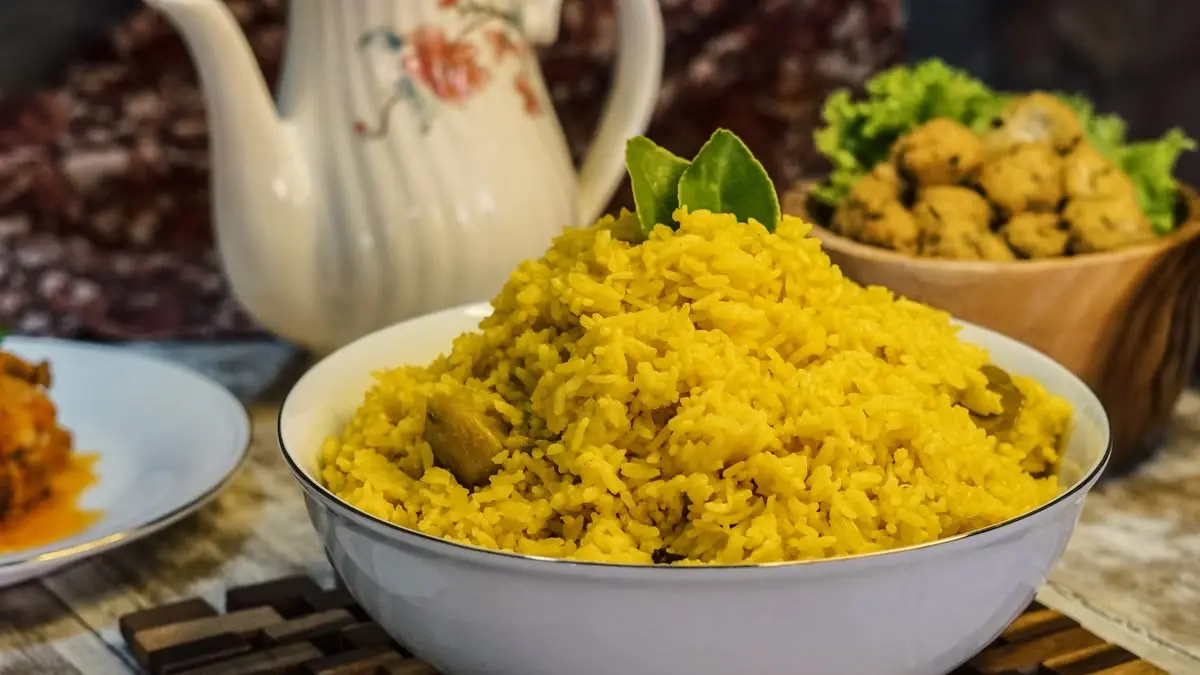 Nasi kuning rice cooker bisa dibuat dengan mudah menggunakan santan dan bumbu sederhana. Simak resep praktis yang gurih, pulen, cocok untuk nasi tumpeng, nasi kotak, hingga ide usaha.
